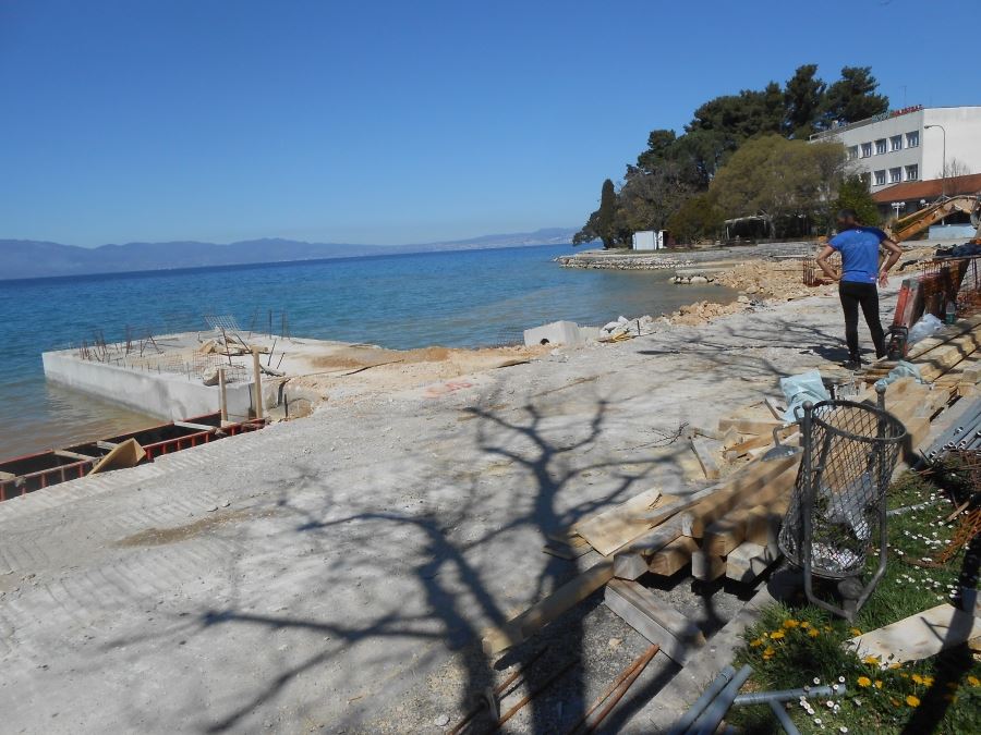 U tijeku obnova plaže kod hotela Maestral