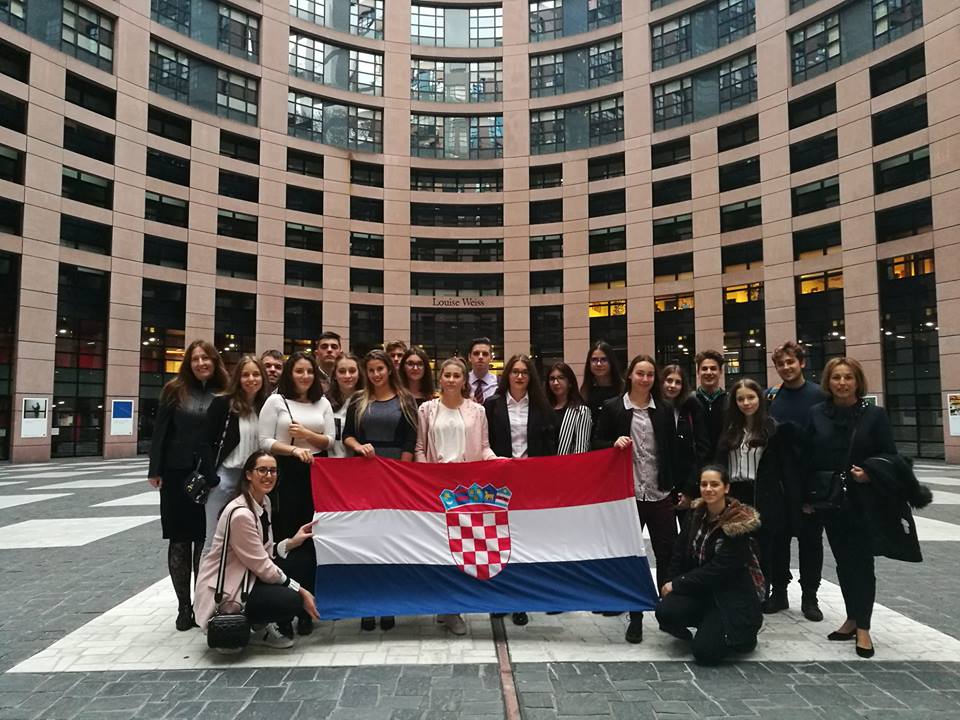 Četvrta generacija učenica i učenika Srednje škole Hrvatski kralj Zvonimir iz Krka predstavila školu, otok Krk i Hrvatsku na drugoj „Euroscoli“