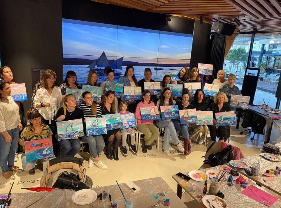 Umjetnica Maria Kononov održala prvu humanitarnu masterclass Art&wine radionicu