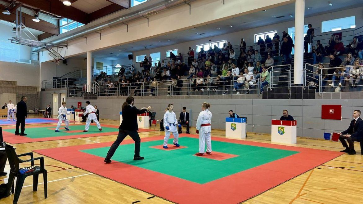 U školskoj sportskoj dvorani održano 1. kolo Županijske lige u karateu
