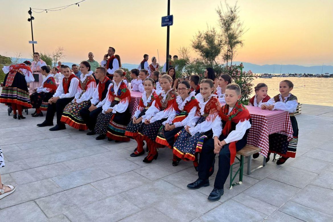 Večer folklora u Malinskoj oduševila brojne posjetitelje